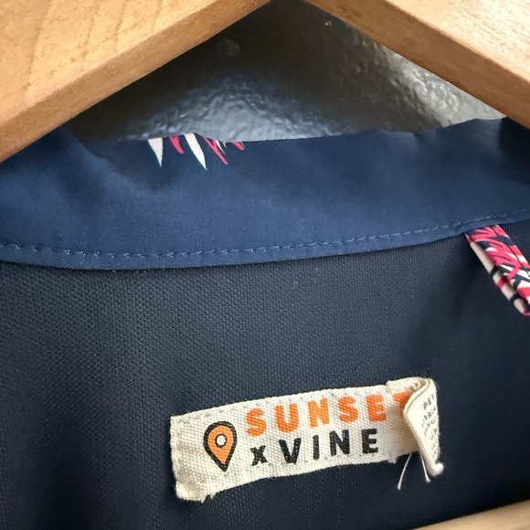 Sunset X Vine S Men's EUC/MINT condition Navy Shirt with Pink Pineapple Print - Picture 6 of 13